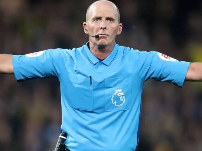 Mike Dean admits mistake over hair-pull in Tottenham and Chelsea game