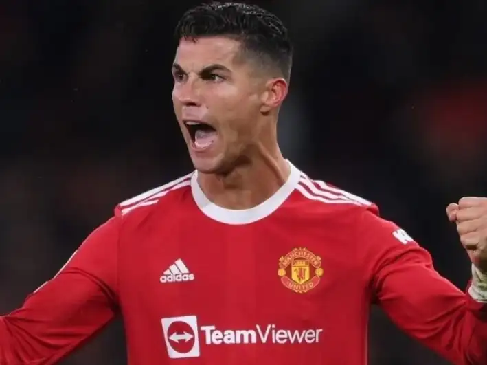 Cristiano Ronaldo decides to remain at Manchester United following the arrival of Casemiro