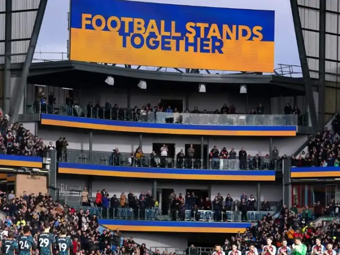 Fans absent as Ukraine Premier League restarts in tribute to war dead