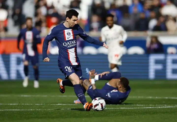 ublime Messi free kick earns PSG 4-3 win over Lille