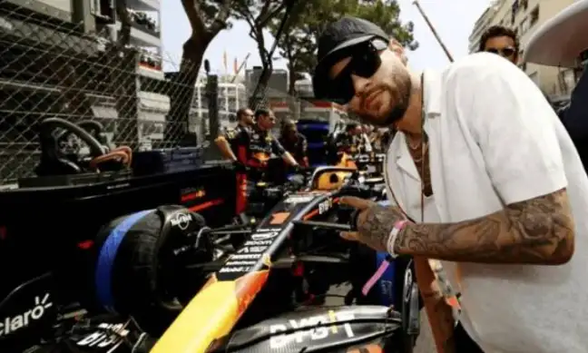 内马尔在巴黎圣日耳曼冠军庆典期间的F1观众停留引起了轰动，在瓜迪奥拉的呼吁中，退出传言再次浮出水面
