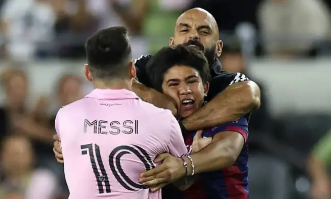 萊昂內爾·梅西現在著名的保鏢衝刺保護獅子免受球迷的傷害